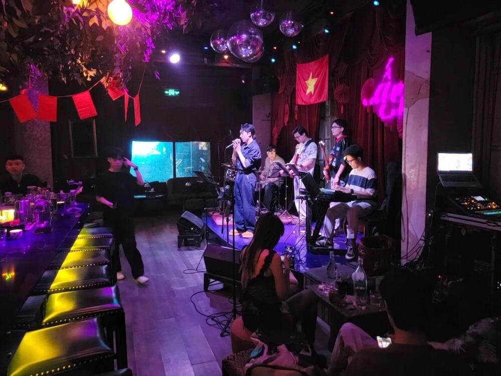 Nếu bạn đang tìm kiếm một không gian thư giãn với âm nhạc chất lượng tại Hà Nội, Phòng trà Ấy Lounge là lựa chọn lý tưởng